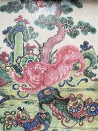 A Chinese enamelled Yixing stoneware rectangular tray with three Buddhist lions, 18/19th C.