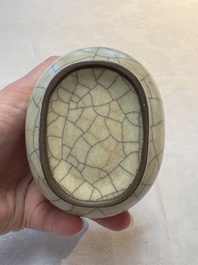A small Chinese Ge-type 'hu' vase, 19/20th C.