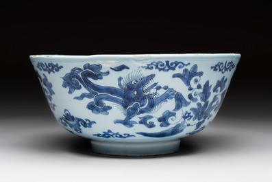 A blue and white Dutch Delft chinoiserie bowl with dragons, 17th C.