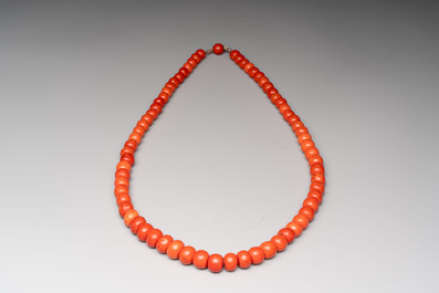 A Chinese red coral necklace, 19th C.