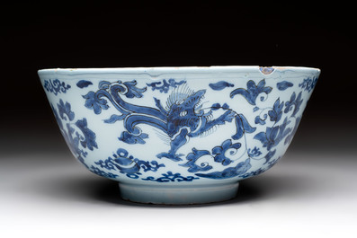 A blue and white Dutch Delft chinoiserie bowl with dragons, 17th C.