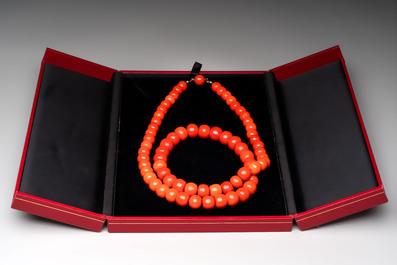 A Chinese red coral necklace, 19th C.