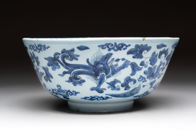 A blue and white Dutch Delft chinoiserie bowl with dragons, 17th C.
