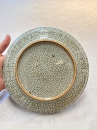 A Chinese ge-type crackle-glazed dish, 19th C.
