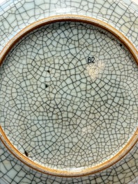 A Chinese ge-type crackle-glazed dish, 19th C.