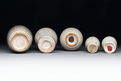 Three Chinese ge-type miniature vases and two snuff bottles, 18/19th C.