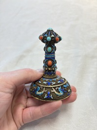 A pair of Chinese precious stone-inset and enamelled gilt-silver filigree bell-form covered boxes, silver mark, 19/20th C.