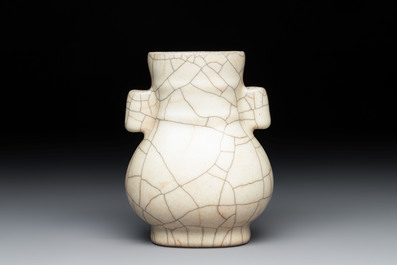 A small Chinese Ge-type 'hu' vase, 19/20th C.