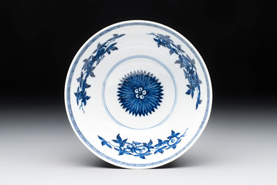 A Chinese blue and white 'sanduo' bowl, Chenghua mark, 18th C.