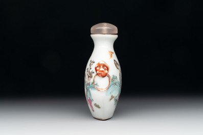 A Chinese famille rose snuff bottle with figural design, 19th C.