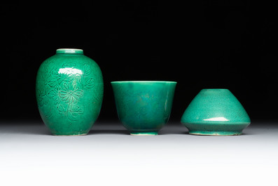 Six Chinese green-glazed wares, with four wooden stands, Chenghua mark, 19/20th C.