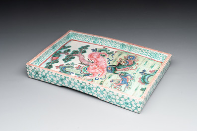 A Chinese enamelled Yixing stoneware rectangular tray with three Buddhist lions, 18/19th C.