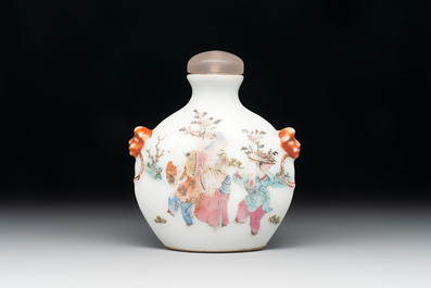 A Chinese famille rose snuff bottle with figural design, 19th C.