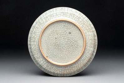 A Chinese ge-type crackle-glazed dish, 19th C.