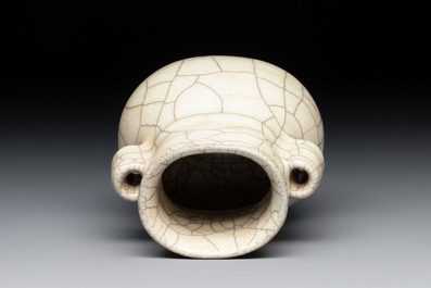 A small Chinese Ge-type 'hu' vase, 19/20th C.
