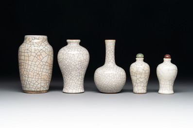 Three Chinese ge-type miniature vases and two snuff bottles, 18/19th C.