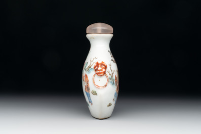 A Chinese famille rose snuff bottle with figural design, 19th C.