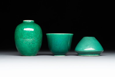 Six Chinese green-glazed wares, with four wooden stands, Chenghua mark, 19/20th C.
