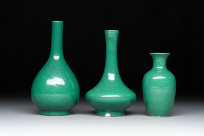Six Chinese green-glazed wares, with four wooden stands, Chenghua mark, 19/20th C.