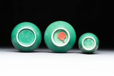 Six Chinese green-glazed wares, with four wooden stands, Chenghua mark, 19/20th C.