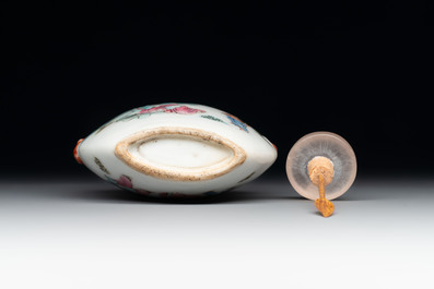 A Chinese famille rose snuff bottle with figural design, 19th C.
