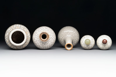 Three Chinese ge-type miniature vases and two snuff bottles, 18/19th C.