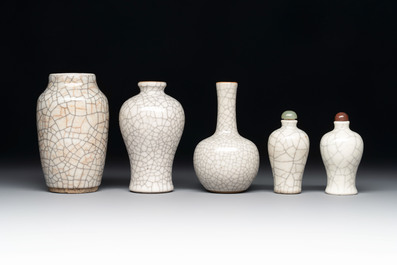 Three Chinese ge-type miniature vases and two snuff bottles, 18/19th C.