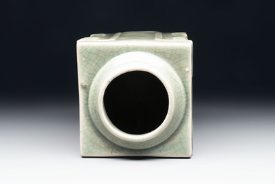 A Chinese celadon-glazed 'cong' vase, 19th C.