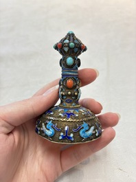 A pair of Chinese precious stone-inset and enamelled gilt-silver filigree bell-form covered boxes, silver mark, 19/20th C.