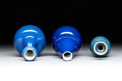 Three Chinese blue-glazed miniature vases on wooden stands and a claire-de-lune seal paste box and cover, 19th C.
