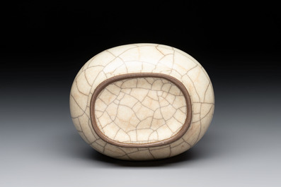 A small Chinese Ge-type 'hu' vase, 19/20th C.