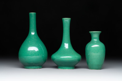 Six Chinese green-glazed wares, with four wooden stands, Chenghua mark, 19/20th C.