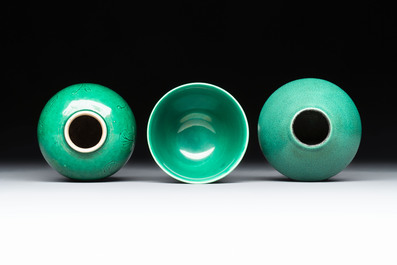 Six Chinese green-glazed wares, with four wooden stands, Chenghua mark, 19/20th C.