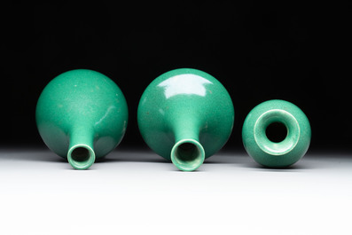 Six Chinese green-glazed wares, with four wooden stands, Chenghua mark, 19/20th C.