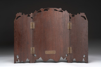A Chinese carved wooden triptych panel with figural design, Wong Chan Kee mark, Shanghai, 20th C.