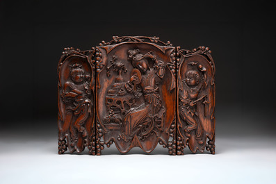 A Chinese carved wooden triptych panel with figural design, Wong Chan Kee mark, Shanghai, 20th C.