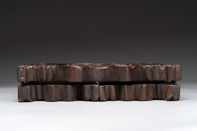 A Chinese carved wooden triptych panel with figural design, Wong Chan Kee mark, Shanghai, 20th C.