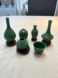 Six Chinese green-glazed wares, with four wooden stands, Chenghua mark, 19/20th C.