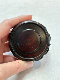 Six Chinese green-glazed wares, with four wooden stands, Chenghua mark, 19/20th C.