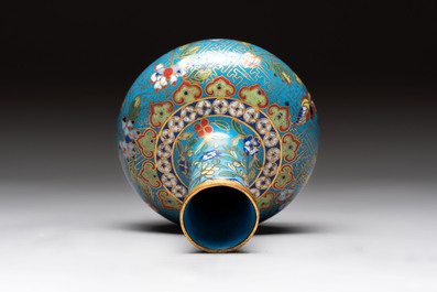 A pair of Chinese cloisonn&eacute; candlesticks and three vases, 19/20th C.