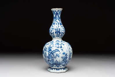 A blue and white Dutch Delft ribbed chinoiserie Kangxi-style double gourd vase, early 18th C.