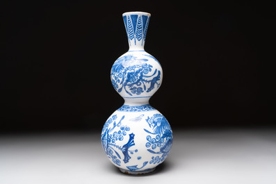 A blue and white Dutch or English Delft chinoiserie Transitional-style double gourd vase, 17th C.