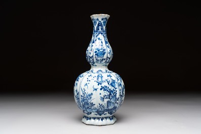 A blue and white Dutch Delft ribbed chinoiserie Kangxi-style double gourd vase, early 18th C.