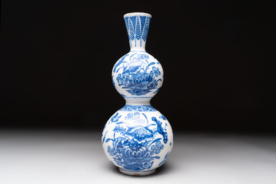 A blue and white Dutch or English Delft chinoiserie Transitional-style double gourd vase, 17th C.
