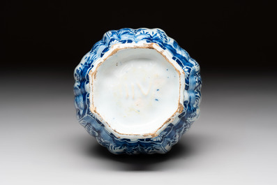 A blue and white Dutch Delft ribbed chinoiserie Kangxi-style double gourd vase, early 18th C.