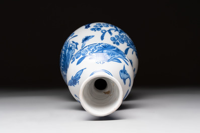 A blue and white Dutch or English Delft chinoiserie Transitional-style double gourd vase, 17th C.