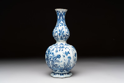 A blue and white Dutch Delft ribbed chinoiserie Kangxi-style double gourd vase, early 18th C.