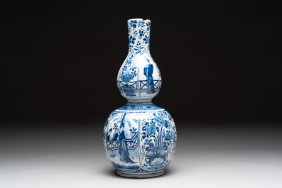 A blue and white Dutch Delft chinoiserie Kangxi-style 'Long Eliza' double gourd vase and a plate, early 18th C.