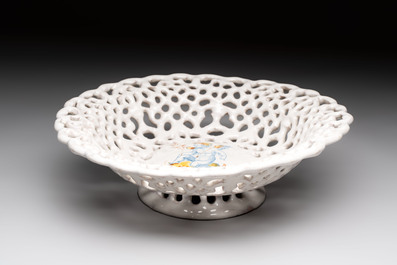 A reticulated Italian blue, white and yellow 'putto' tazza, Faenza, 17th C.