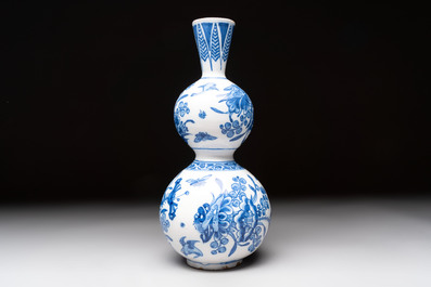 A blue and white Dutch or English Delft chinoiserie Transitional-style double gourd vase, 17th C.